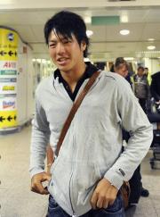 英北西部のグラスゴーに到着した石川遼（共同）