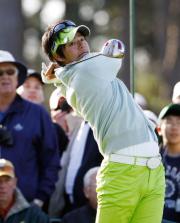 練習ラウンドの1番でティーショットを放つ石川遼(共同)