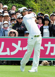 日本男子ツアー開幕戦の第1打を放つ石川遼(撮影・桜井希望)