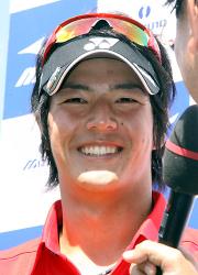 優勝インタビューで笑顔を見せる石川遼（撮影・上田博志）