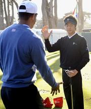 練習場でウッズと握手を交わす石川遼(共同)