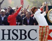 第１ラウンド、１０番でティーショットを放つ石川遼（共同）