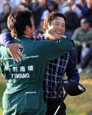 優勝を決めた今野康晴はキャディーから祝福される(撮影・下田雄一)