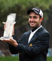 エドアルド・モリナリは優勝トロフィーを手に笑顔(撮影・築山幸雄)