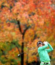 紅葉をバックにティーショットを放つ石川遼（撮影・田崎高広）