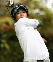 第２ラウンド、２番でティーショットを放つ石川遼（共同）