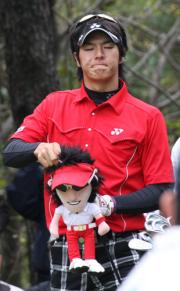 １３番、ティーショットを放つ前、顔をしかめる石川遼（撮影・築山幸雄）
