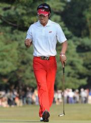 バーディーパットを決めガッツポーズする石川遼（撮影・たえ見朱実）