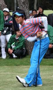 腰をかがめてボールの行方を見守る石川遼(撮影・築山幸雄)