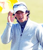 全英ＯＰ３日目、パーパットを沈め声援に応える石川遼（撮影・下田雄一）