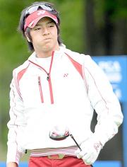 練習ラウンドでティーショットを曲げほおをふくらます石川遼