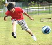 練習を終えサッカーで汗を流す石川遼(撮影・下田雄一)