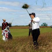 練習ラウンドで深いラフからのアプローチショットを放つ石川遼