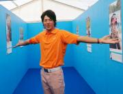昨年の優勝シーンをパネルに収めたコーナーを見学する石川