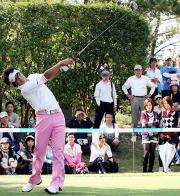 ティーショットを放つ石川遼と応援に駆けつけた竹村姉妹(右端)