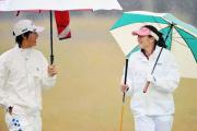 プロアマ戦で雨のなか、杉山愛さんと笑顔でプレーする石川