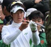 7番ホール、松の木にクラブを当てた石川は、曲がったクラブを見てあぜん