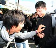 石川遼君(右)の名札を見た石川は「運命的だ!」とのぞきこんだ
