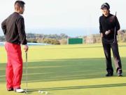 パター練習場で池田（左）にあいさつする石川（撮影・田崎高広）
