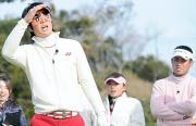 アイマスクをしてティーショットを放った石川はボールの行方を見守る