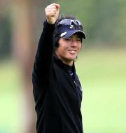 第2ラウンド、17番ホールでイーグルを決めガッツポーズする石川