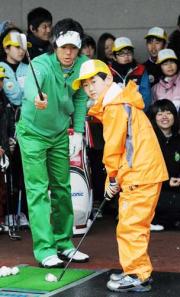 ジュニアゴルフクリニックで参加者にアドバイスする石川