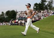 ティーショット後、軽快にラウンドに向かう石川遼（撮影・蔦林史峰）