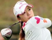 4番ホール、ティーショットを放つ有村智恵(撮影・田崎高広)