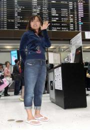 サンダル履きでグアム合宿へ向けて出発する有村智恵（撮影・阿部健吾）