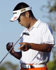 第3ラウンド、浮かない表情を見せる池田勇太(共同)