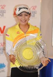 優勝盃を手に笑顔を見せる横峯さくら(撮影・小沢裕)