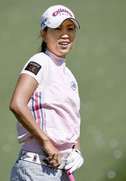 練習中、笑顔を見せる上田桃子（共同）