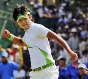 プレーオフで優勝を決め、ガッツポーズをする近藤智弘(共同)