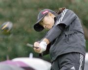 水滴を飛ばし豪快にティーショットを放つ福嶋晃子（撮影・中村誠慈）
