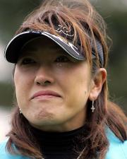 プレーオフ5ホールの死闘を制した福嶋晃子は涙を流す(撮影・中村誠慈)
