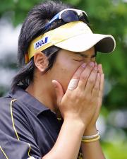 ラウンド中にせき込む石川遼（撮影・野上伸悟）