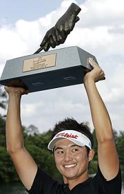米ツアーで初優勝し、笑顔でトロフィーをかかげる今田竜二(AP)