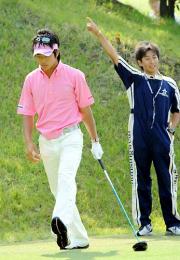 4番ホールで右にOBを放ちがっくりの石川遼(撮影・外山哲司)
