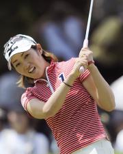 通算１３アンダーで今季初勝利を挙げた飯島茜（共同）
