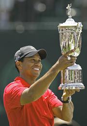 復帰戦で優勝し、笑顔を見せるタイガー・ウッズ(AP)