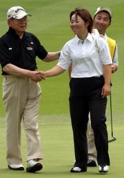 プロアマで競技終了後同伴競技者と握手する不動裕理(撮影・奥田泰也)