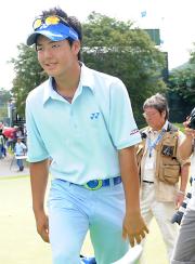 ラウンドを終え引き揚げる石川遼(撮影・下田雄一)