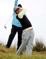 3番でティーショットを放つ谷原秀人(撮影・下田雄一)