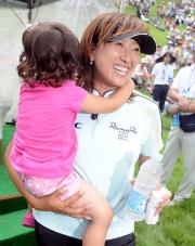 優勝の福嶋はめいのミリーちゃんを抱いてにっこり (撮影・柴田隆二)