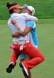 初優勝した原原江里菜(右)は同期の有村に抱きつかれる(撮影・小沢裕)