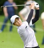 通算９アンダーで単独首位に立った古閑美保（共同）