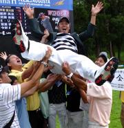 優勝の甲斐慎太郎は胴上げされ宙に舞う（撮影・今浪浩三）