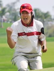 ７番でバーディーパットを決め、ガッツポーズをする石川遼（共同）
