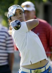 10番でティーショットを放つ宮里美香(AP=共同)
