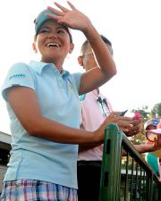 ラウンド後、サイン会を行いながら手を振る宮里藍(撮影・水谷安孝)